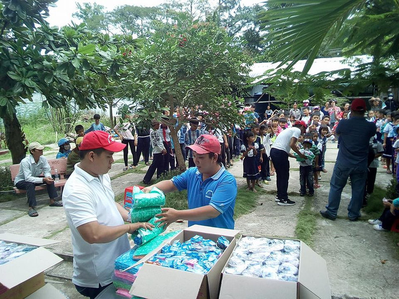 phat qua nguoi ngheo.jpg